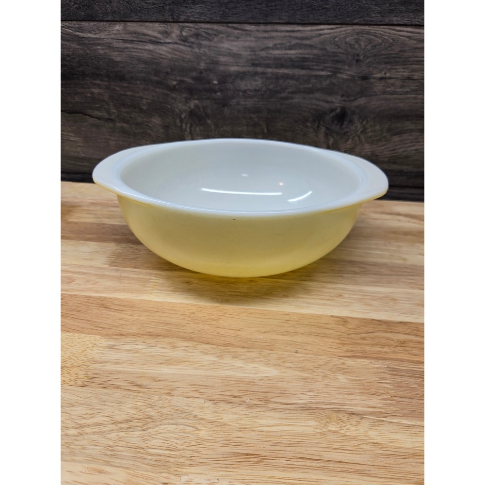Vintage Pyrex 024 2 Quart Round Casserole Dish Pale Yellow Milk Glass Ovenware